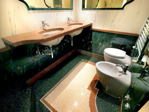 imgi_18_bagno-in-graniglia-di-marmo-con-complementi-di-arredo-in-mosaico-e-granulato-480x360